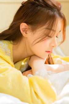 我和年轻的女教师观看